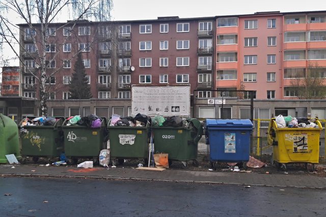 Nepořádek a odpadky kolem popelnic  (ilustr. obr.) | foto: František Tichý,  Český rozhlas