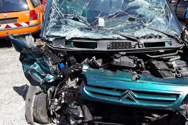 Auto po jedné nehodě v roce 2021 na Litoměřicku. Řidič  (nebyl viníkem nehody) skončil v nemocnici,  ale přežil | foto: Dagmar Cestrová,  Český rozhlas