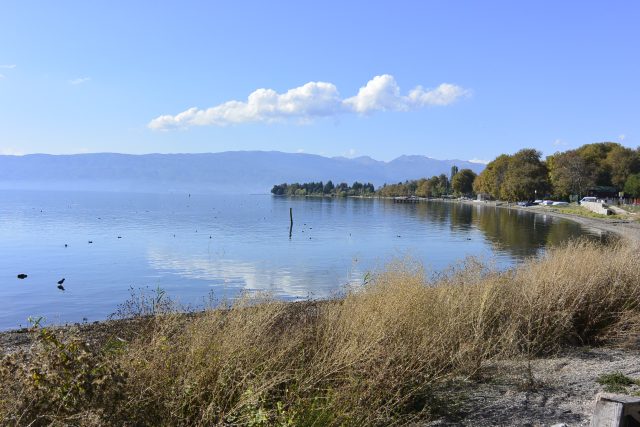 Pobřeží Ochridského jezera v Severní Makedonii | foto: Jaromír Beneš