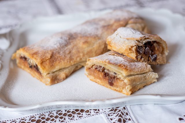 Maminčin jablečný štrúdl od Lukáše Pařízka lístkuje jedna báseň a stačí pár surovin