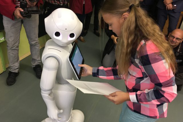 Školačka s robotem  (ilustr. obr.) | foto: Gabriela Hauptvogelová,  Český rozhlas