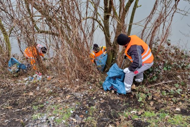 Silničáři začali v Ústeckém kraji s důkladným úklidem odpočívadel po zimě | foto: Jan Bachorík,  Český rozhlas