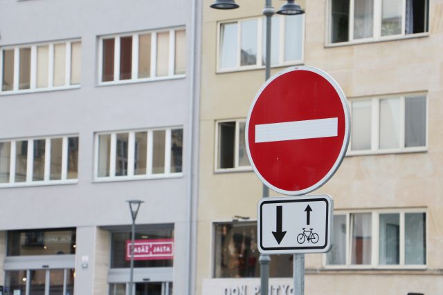Cykloobousměrky jsou ulice,  kterými mohou cyklisté projíždět na rozdíl od aut v obou směrech | foto: Ludmila Opltová,  Český rozhlas Brno