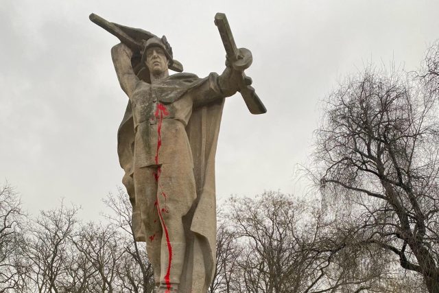 Pomník Čest a sláva sovětské armádě v Litoměřicích byl kvůli válce na Ukrajině několikrát potřísněn barvou | foto: Lucie Heyzlová,  Český rozhlas