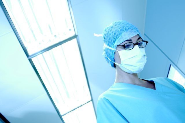Zdravotní sestra s rouškou  (ilustr. foto) | foto: Profimedia