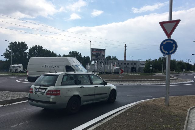 Nový kruhový objezd na silnici z Ústí nad Labem do Teplic v Přestanově  | foto: Lucie Valášková