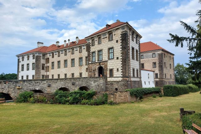 Zámek Nelahozeves z 16. století je jedním z nejlépe dochovaných renesančních zámků v Čechách | foto: Jolana Nováková,  Český rozhlas