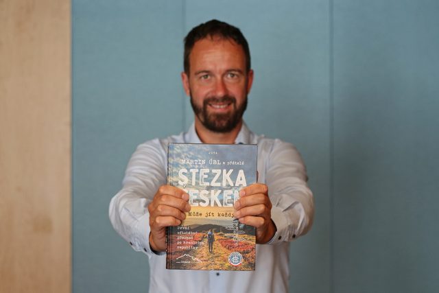 Martin Úbl s knihou Stezka Českem | foto: Ludmila Opltová,  Český rozhlas