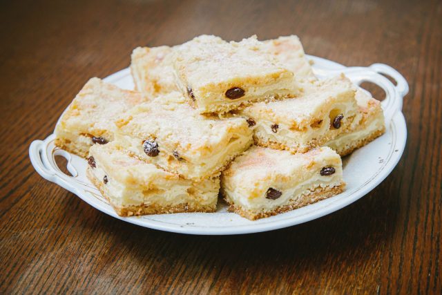 Ultrajednoduchý švédský koláč Adély Štefankové je jako pečené máslové sušenky s tvarohem
