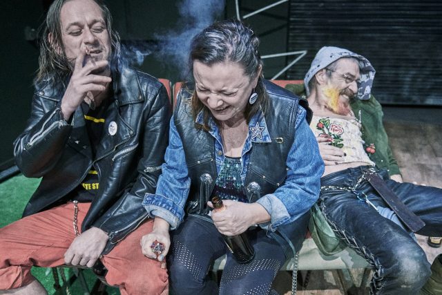 Harila aneb Čtyři z punku a pes | foto: Martin Špelda,  Činoherní studio Ústí nad Labem