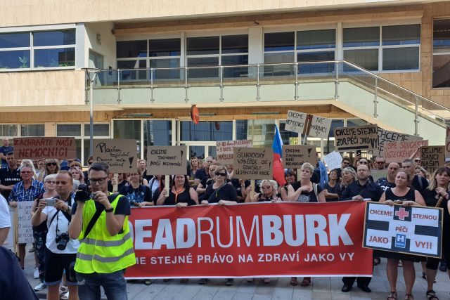 V Ústí nad Labem lidé demonstrovali za zachování péče v Lužické nemocnici v Rumburku | foto: Jan Bachorík,  Český rozhlas