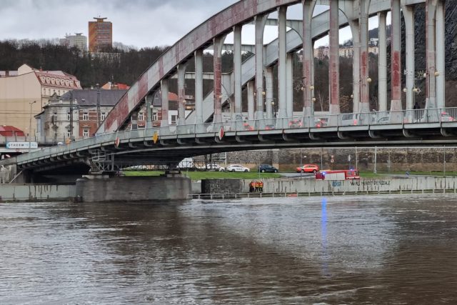 Hladina Labe dosáhla v Ústí nad Labem druhého stupně pohotovosti a stále stoupá | foto: Jan Bachorík,  Český rozhlas