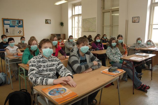 Děti s rouškami ve škole | foto:  Pavel Ryšlink,  CNC / Profimedia