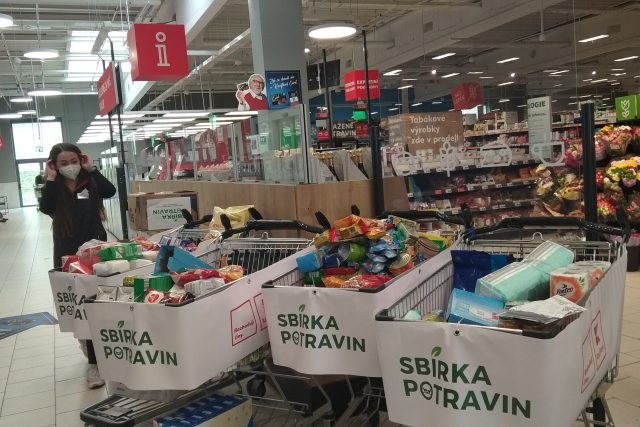 Potravinová sbírka v Teplicích. Vozíky se rychle plnily | foto: Jana Vitásková,  Český rozhlas