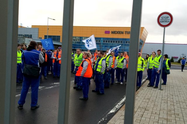 Zaměstnanci továrny na pneumatiky u Žatce zahájili 31. ledna stávku za vyšší mzdy | foto: Jana Vitásková,  Český rozhlas