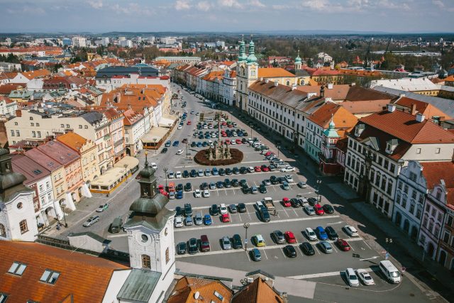 Nejstarší písemná zmínka o podobě Velkého náměstí z roku 1418 hovoří o rynku,  radnici a pranýři. 6. července 1933 se v Hradci Králové konal automobilový závod,  tzv. První městský okruh. Start,  cíl i tribuny byly přímo na Velkém náměstí | foto: Jana Volková