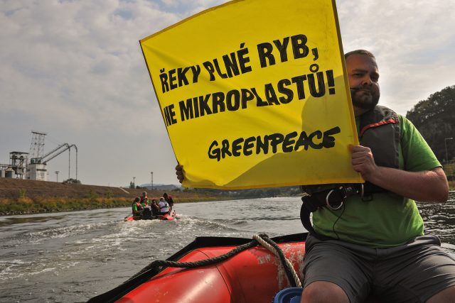 Greenpeace odebírá vzorky vody z Labe. Bude v nich hledat mikroplasty | foto: Ibra Ibrahimovič,  Greenpeace