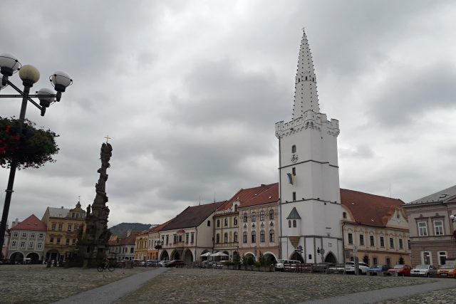 Radniční věž v Kadani s morovým sloupem.jpg | foto: Eva Bucharová,  Český rozhlas