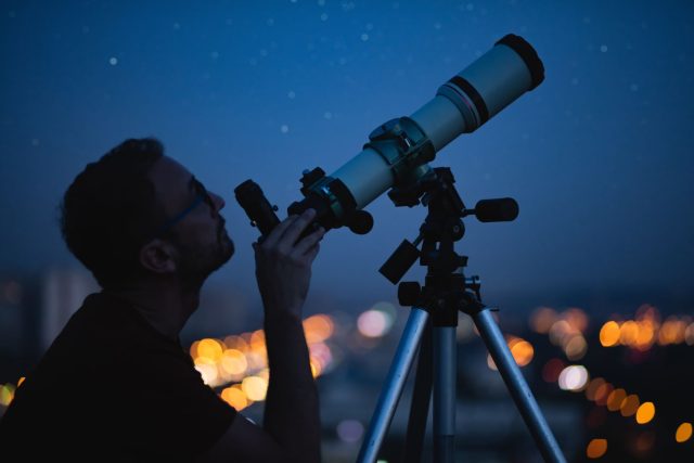 Pozorování oblohy,  astronomie,  vesmír,  hvězdy,  dalekohled | foto: Shutterstock