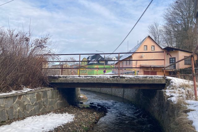 Mostek v Dolní Poustevně poškodila loni blesková povodeň | foto: Daniela Pilařová,  Český rozhlas