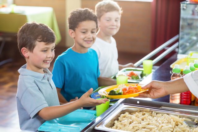 Školní obědy  (ilustr. foto) | foto: Shutterstock