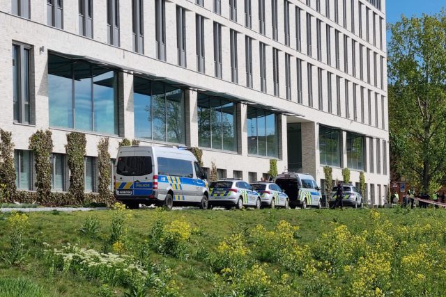 Policisté,  hasiči a záchranáři cvičně zasahovali v kampusu ústecké univerzity | foto: Jan Bachorík,  Český rozhlas