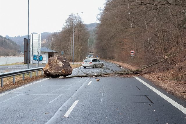 V Hřensku se na silnici I/62 zřítil utržený skalní blok | foto: Správa Národního parku České Švýcarsko