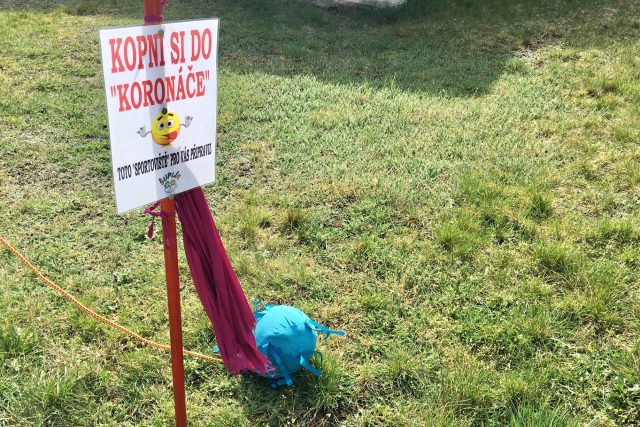 Nakopejte koronavirus a zlepšete si náladu,  vyzývají „koronáče“ v Kadani | foto: Jan Beneš,  Český rozhlas