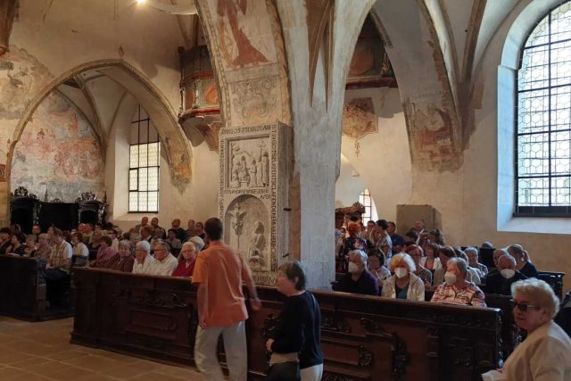 Lidé,  kteří se sešli na otevření opraveného kostela v Kadani a požehnání | foto: Jan Bachorík,  Český rozhlas
