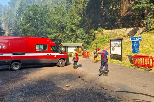 Hasiči při zásahu u požáru v Národním parku České Švýcarsko | foto: Jan Bachorík,  Český rozhlas