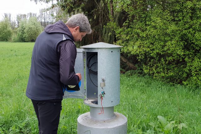Hydrolog měří hladinu vody ve vrtu. Ilustr. foto. | foto: Lukáš Milota,  Český rozhlas