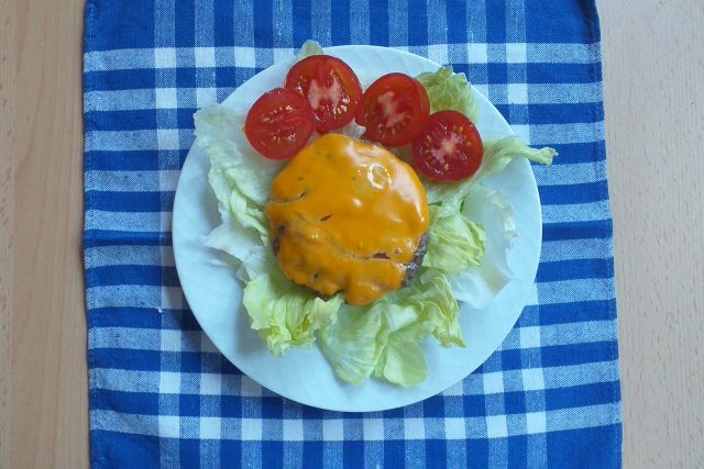 Hamburger se sýrem | foto: Stanislava Brádlová,  Český rozhlas