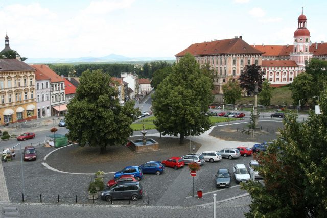 Roudnice nad Labem - pohled z městského úřadu na náměstí a zámek | foto: Iveta Lhotská,  MAFRA / Profimedia
