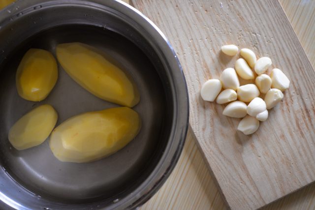 Česnek a brambory | foto: Martin Čuřík