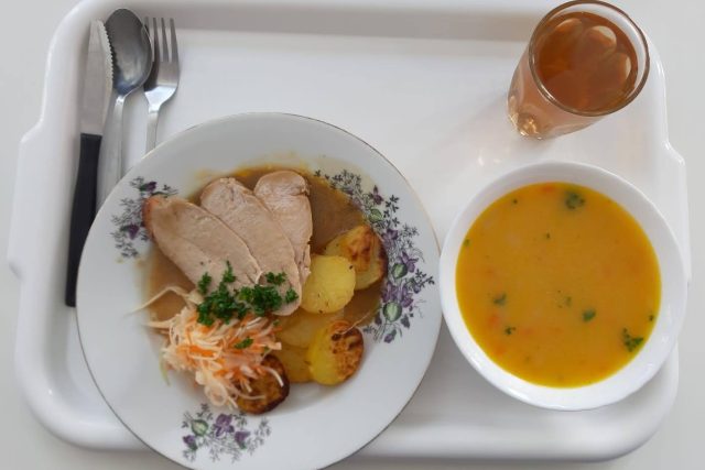 I takto se vaří ve školní jídelně | foto: Šárka Škapiková,  Český rozhlas