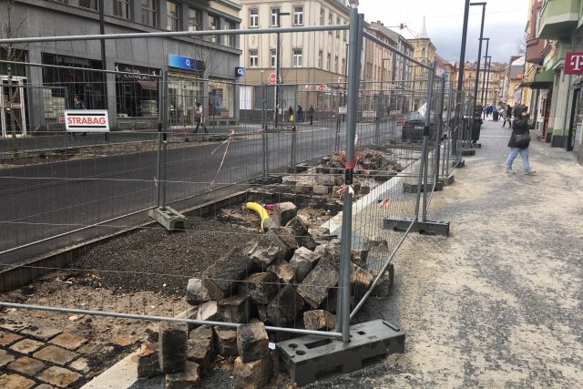 V nově zrekonstruované ulici Prokopa Holého se propadá dlažba | foto: Daniela Pilařová,  Český rozhlas