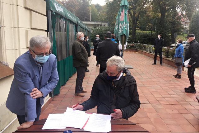 Zastupitelé Děčína se sešli před kulturním domem Střelnice,  aby podepsali novou koaliční smlouvu | foto: Daniela Pilařová,  Český rozhlas