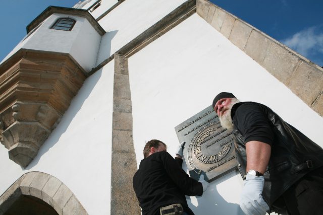 Instalace pamětní desky na věž v Kadani,  sochař a kovář Karel Meloun  (vpravo) s historikem Petrem Hlaváčkem | foto: Profimedia