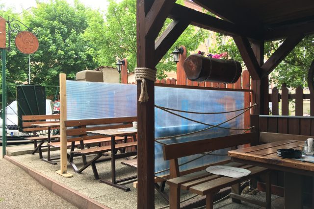 V jedné z teplických restaurací v části terasy oddělili stoly plastovou zástěnou | foto: Gabriela Hauptvogelová,  Český rozhlas