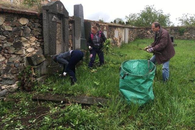 Dobrovolníci z Česka i Německa zachraňují pustnoucí hřbitovy v Chouči a Bílině | foto: Gabriela Hauptvogelová,  Český rozhlas