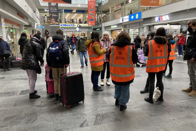 Dobrovolníci na hlavním vlakovém nádraží v Košicích pomáhají uprchlíkům najít správný spoj,  vyměnit si peníze nebo najít ubytování | foto: Gabriela Hauptvogelová,  Český rozhlas