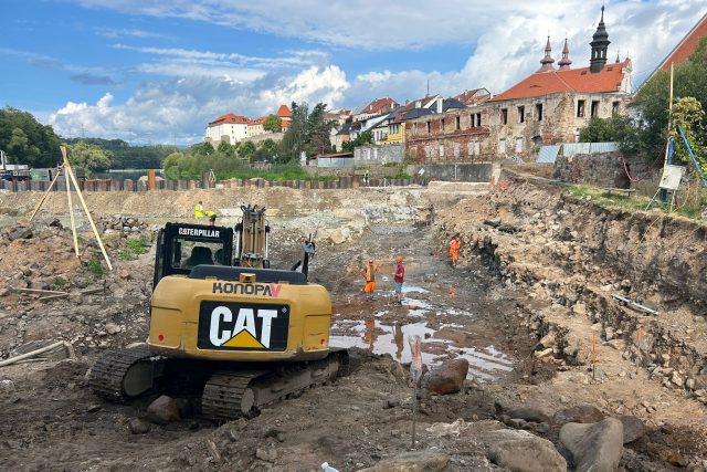 Archelogové v Kadani na Chomutovsku odhalili část původního dřevěného jezu spolu s dalšími nálezy | foto: Lucie Heyzlová,  Český rozhlas