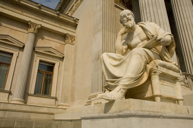 Socha řeckého historika Hérodota u budovy Parlamentu ve Vídni | foto: Pixabay,  Licence Pixabay