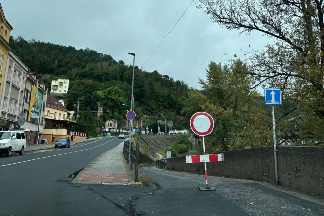 Uzavřený je i podjezd pod Tyršovým mostem | foto: Daniela Pilařová,  Český rozhlas