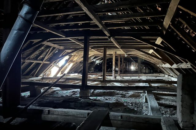 Střecha budovy bývalé zbrojnice v Terezíně hrozí zřícením. Po Žižkových kasárnách jde o další objekt v havarijním stavu | foto: Lucie Heyzlová,  Český rozhlas