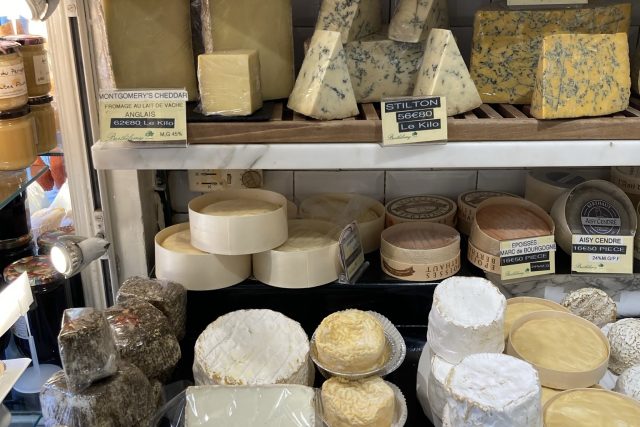 V sýrárně Barthélémy mají přes dvě stě druhů sýrů | foto: Martin Balucha,  Český rozhlas