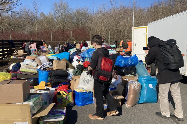Z Ústí nad Labem vyrazil 1. března konvoj desítek dodávek s materiální pomocí uprchlíkům z Ukrajiny | foto: Gabriela Hauptvogelová,  Český rozhlas