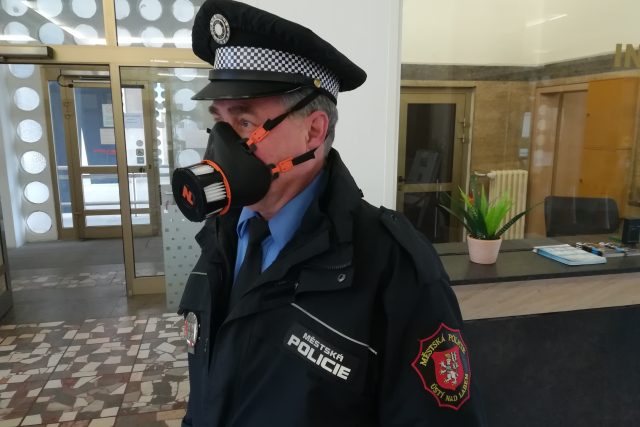 Strážníci ústecké městské policie dostali od kraje ochranné polomasky | foto: Městská policie Ústí nad Labem