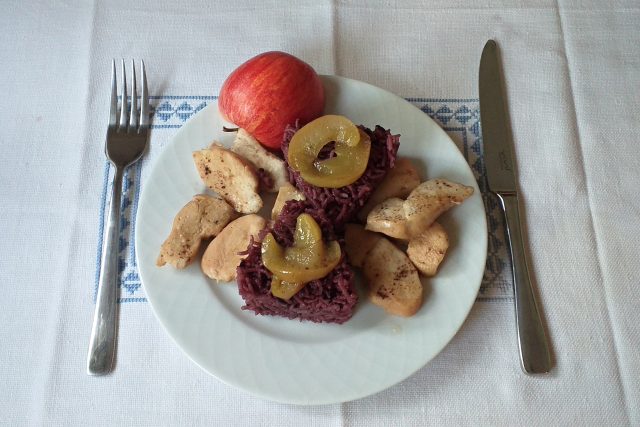Kuře s medem a jablky,  barevná rýže | foto: Stanislava Brádlová,  Český rozhlas