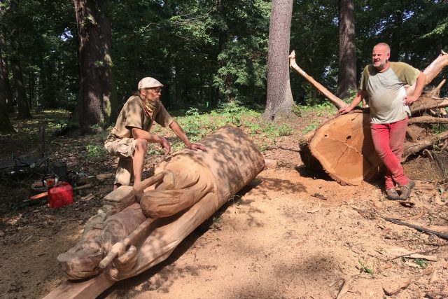 Řezbáři Ondřej Drábek a Marcel Jeřábek tvoří v proboštovském lesoparku zvoničku pro Přítkov | foto: Gabriela Hauptvogelová,  Český rozhlas